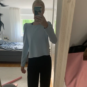 Tröja med puffarnar strl S - Denna gulliga oandvönda tröja med puffaxlar är till salu!💫 Aldrig använd dvs inga fläckar eller liknande. Orginalpris 200kr Köparen står för frakten, kan mötas upp i Göteborg🤍 