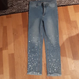 Calzedonia jeanse  - Sköna högmidjade jeanse i storlek S från Calzedonia. Inte full längd utan de är avklippta med stenar på. DM vid intresse 💗