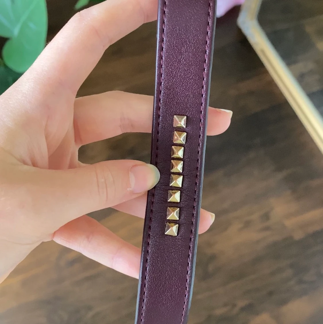 Vinrött armband med nitar från Edblad!💞 - 90