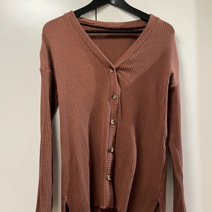 Matchande set, stl S - Brunt matchande set ifrån Nelly trend. Byxorna har små volanger längst ner som matchar volanger längst ner på tröjan. Säljs tillsammans för 150kr.