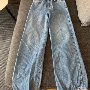 Jeans storlek 34 - Jättefina jeans i väldigt bra kvalitet, ensta använda några gånger då jag växte ur dom! Köpta ifrån Gina tricot👏🏼🥰