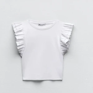 Zara tröja med volang - Säljer min oanvända zara tröja med volanger på axlarna.