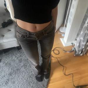 Gråa Low waisted jeans i storlek 36. Super snygga, helt nya (Prislapp kvar). Säljer då jag beställt två olika storlekar. Skutsplda upp till storlek 42. Köparen står för frakten. Kontakta mig vid frågor och vid fler bilder. Kram🫶🏼 