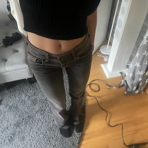Low waisted jeans - Gråa Low waisted jeans i storlek 36. Super snygga, helt nya (Prislapp kvar). Säljer då jag beställt två olika storlekar. Skutsplda upp till storlek 42. Köparen står för frakten. Kontakta mig vid frågor och vid fler bilder. Kram🫶🏼 