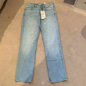 Zara jeans  - Ljusblå zara jenas storlek M  Nypris: 359 Säljer: 200