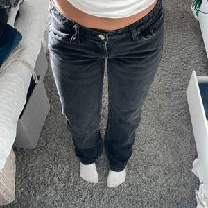 Svarta jeans från weekday i storlek 29/32 men passar mig som e en 34,36🤍