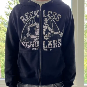 Reckless Scholars - Reckless scholars hoodie. Knappast använd, jättebra skick.  För fler frågor så är det bra att skriva
