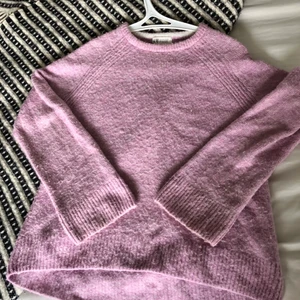 Stickad tröja - Super mysig stickad tröja från hm, kollar frakt om du är intresserad KÖP EJ NU!