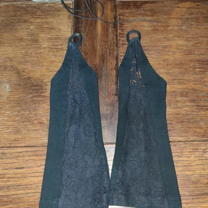 Kylärmar - Säljer dessa kylärmar med spets  Väldigt thigta så passar nån med lite smalare handleder 25 kr plus 13 kr frakt  ****kunde ej skriva eget frakt alternativ så jag skrev mitt frakt pris här istället***