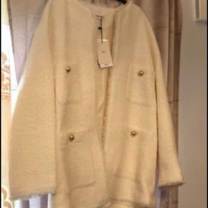 Blazer/kavaj MANGO  - Oanvänd blazer/kavaj från MANGO   Stl S  Wool   Fraktar ej  Om du är osäker, skriv inte något till mig.  Jag gillar inte när personer skriver i onödan o säger att de är intresserade men köper inte!