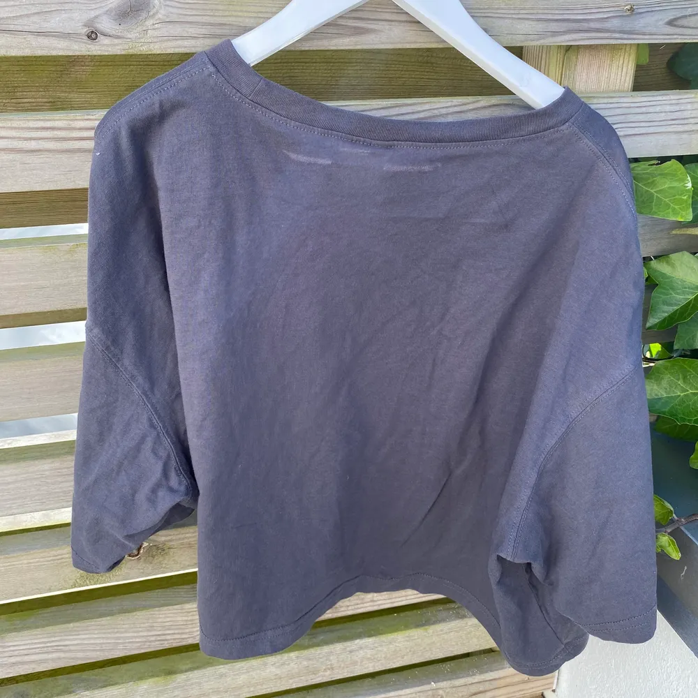 Fin grå tröja ifrån H&M och storlek L. Men passar även S/M. Tvättas innan jag skickar den. T-shirts.