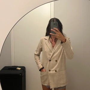 Totême kavaj - Totême kavaj. Köpt på second hand butiken ”arkivet” på Nybrogatan. Den är 100% ull men skön och sticks inte. Ser helt ny ut, inga spår av slitage. Normal i storlek, jag är s/m i vanliga fall och denna är s🤍 färgen är beige/grå