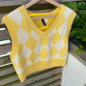 Gul Topp från H&M i storlek M - Fin topp ifrån H&M, stickad och endast använd 1 gång. Storlek M. Den tvättad innan den skickas 