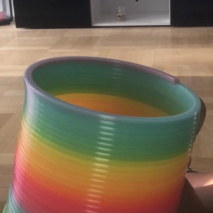 En rengnbåge leksak🌈 - En rolig leksak som man kan leka med i en trappa