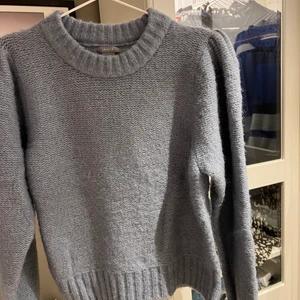 Lindex stickad teöja - Blå stickad tröja från Lindex i storlek M som bara har provats. Kan både posta och mötas upp och kan även skicka fler bilder om det önskas! 💕