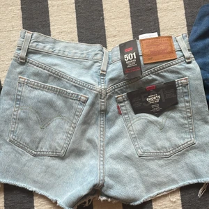 Levis 501 shorts  - Helt nya Levis 501 shorts i storlek 26, köpte för 549kr. 