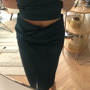 Kjol zara  - Kjol från zara helt oanvänd! Supersnygg grön färg men har ej kommit till användning. Skriv vid eventuella frågor. Köparen står för frakten 🥰