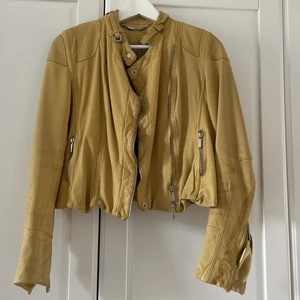Gul färgad skinnjacka från Karen Millen  - Super fin gul skinnjacka från Karen Millen i storlek 36. Behövs kemtvättas. Men annars i toppskick. Original pris 7500kr