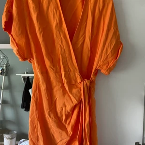 Orange klänning från stories  - Världens finaste sommarklänning från stories. Använd fåtal gånger så i superfint skick! 