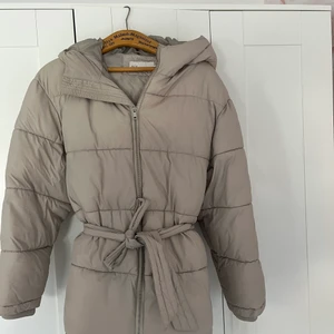 Jacka - En vinter jacka från nelly i strl 40, jag som bör strl 42 hade nog gått ner ännu en storlek. Använt den få tal gånger under vintern. Super skön och varm.