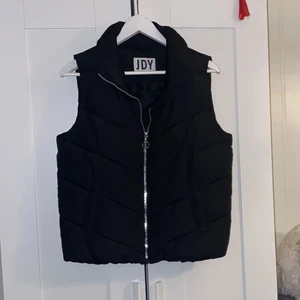 Väst - Svart as snygg väst säljes pga för liten. Storlek S. Använd 2-3 ggr 