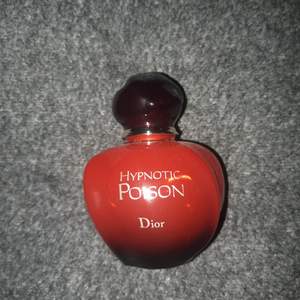 Jag säljer den eleganta doften Hypnotic Poison av Dior, eftersom den inte kommer till användning längre. Ungefär halva flaskan har använts. 💮