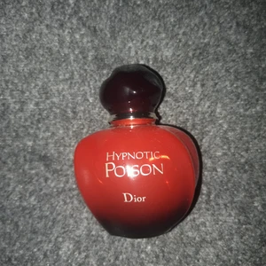 Hypnotic Poison Dior 30 ml - Jag säljer den eleganta doften Hypnotic Poison av Dior, eftersom den inte kommer till användning längre. Ungefär halva flaskan har använts. 💮