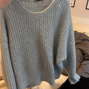 Stickad tröja - Säljer min jätte fina och mysiga stickade tröja ifrån zara då jag aldrig använder den längre. Extremt fin färg som passar till det mesta! Möts helst upp