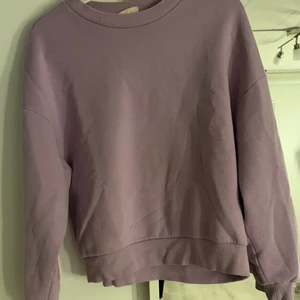 gina - säljer en lila sweatshirt från ginatricot! då den aldrig används längre! väldigt skön!