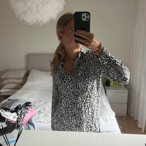 Tröja/skjorta - Tröja/skjorta från NA-KD. I strl XS. Sparsamt använda. Nypris: 349kr Mitt pris: 80kr Vid en snabb affär kan priset diskuteras 💸 Kan mötas i Tyresö eller skickas. Frakt kan tillkomma!