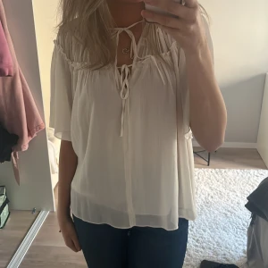 Blus - Vit blus, helt nytt skick
