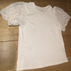 T-Shiet med spets - Säljer denna superfina T-shirten med spets! Säljer igen då den som vann Budgivningen ej köpte. Kom privat för fler frågor❤️
