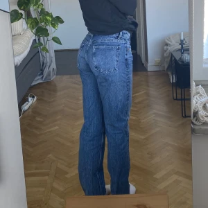Zarajeans - Köpt för ca 1 år sedan använt ca 5 gånger, säljer pga att dom är lite förstora i midjan