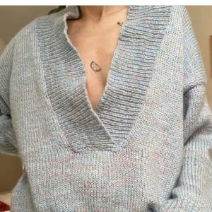Stickad tröja med urringning - Riktigt finnstickad tröja i turkos. Färger blir inte riktigt bra på bild, den är lite klarare. Går att styla med något coolt under eller bara ha den som den är. Inte sticksig :). Blusen finns till salu i annan annons. 