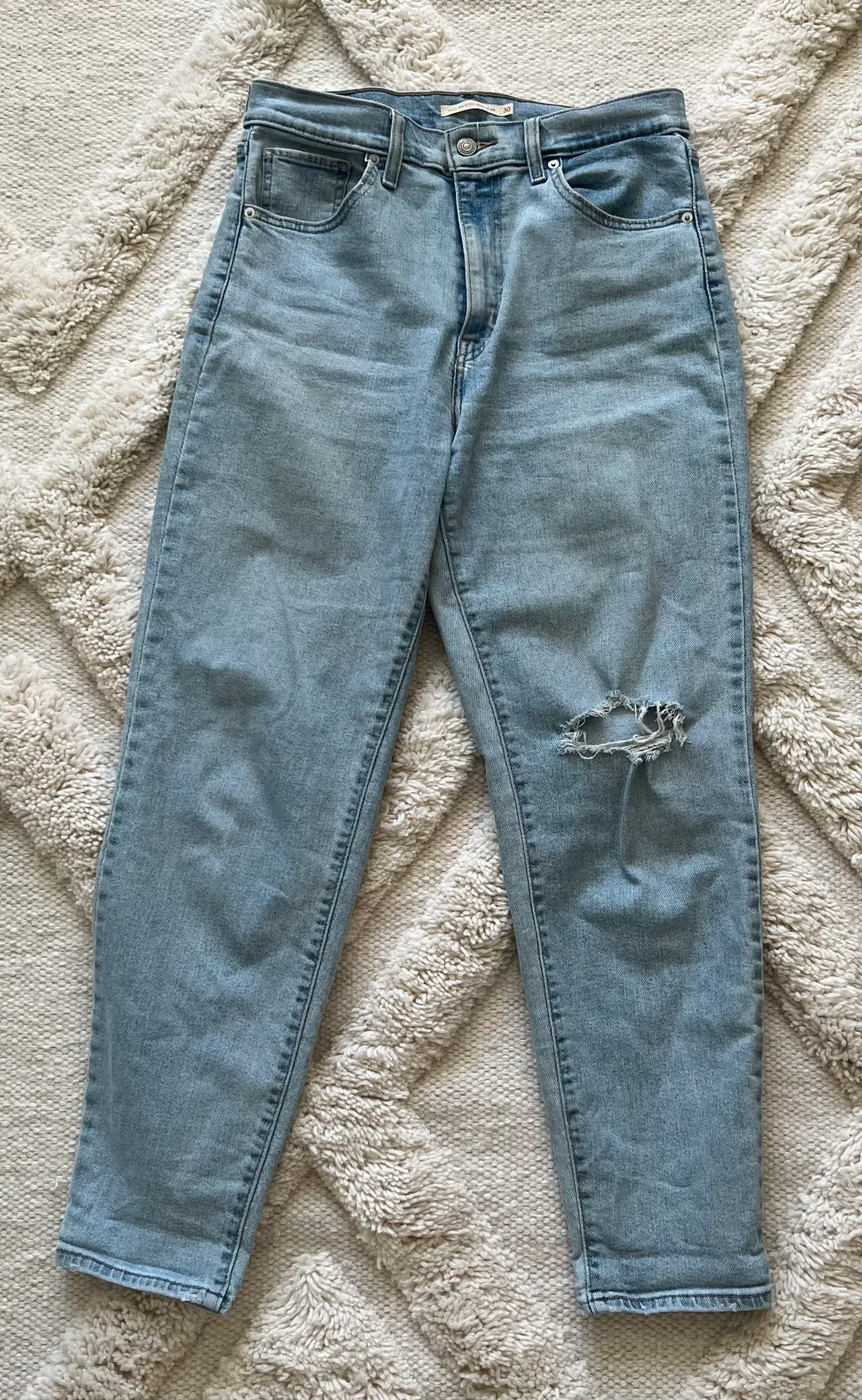 Ett par högmidjade Levis jeans. Använda 5-6 gånger. Ganska stretchiga. Storlek 42/44. Jeans & Byxor.