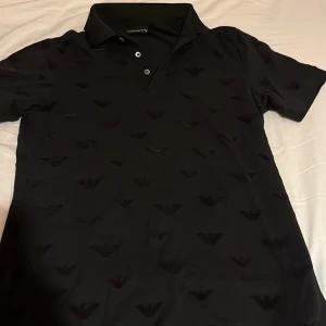 Emporio Armani piké  - Så jag fick denna piké som en present för nått år sedan och har aldrig använt den pågrund av att storleken var för liten för mig. Därför har jag nu valt att sälja den. Fler frågor svarar jag gärna på.