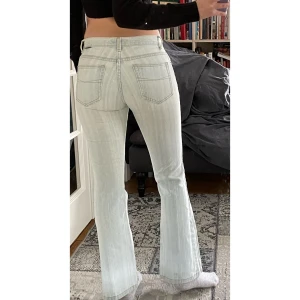 Vintage low waist jeans - Säljer mina favorit lågmidjade jeans då dom har blivit för små💗 storleken skulle jag säga är en XS/32/34, men sitter bra i längden på mig som är 163 cm🌞 