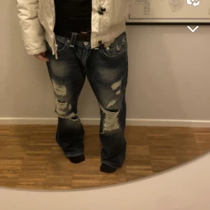 true religion jeans  - Ganska bra skick trueys, slitningar där nere kan skicka bild. 
