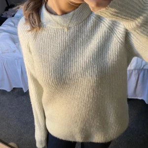 Stickad tröja  - Stickad tröja i typ mintgrön färg, använd Max 3 ggr💚