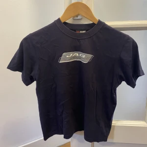 Tajt t-shirt med tryck  - Second hand t-shirt med tryck. Lila/blå färg. Bra skick! 