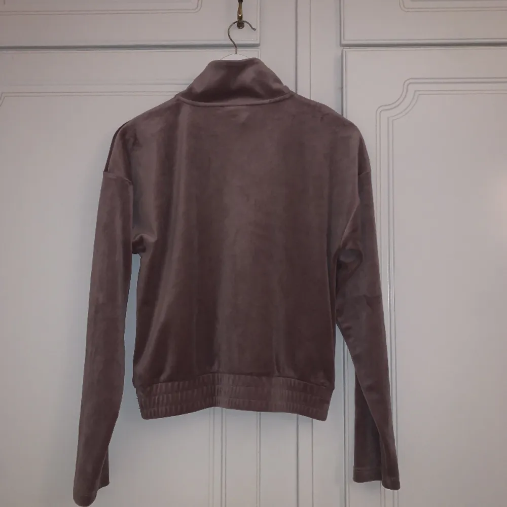 Lindex velourtröja i storlek 170/XS, fint skick - använd enstaka gång. Du får den nytvättad, såklart. Postar samma dag som betalning gjorts, du står för frakten :) annars kan du komma och hämta den i Tallkrogen, Enskede. Mvh Maria. Hupparit & Collegepaidat.
