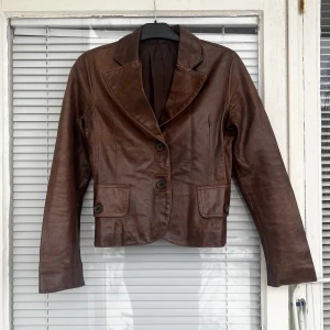 VINTAGE LÄDERJACKA - Superfin läderjacka från märket Vera Pelle säljes. Strl: S.   Pris: 200 kr, vid snabb affär kan priset diskuteras. Kan fraktas för 69 kr (spårbart) som köparen får stå för, annars går det bra att mötas upp i centrala Göteborg.  **150kr vid snabb affär**