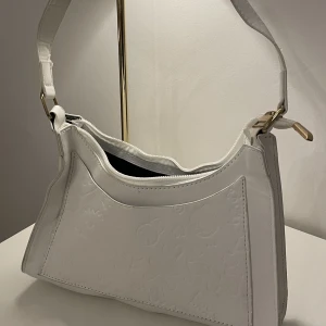 Vit handväska - Jätte söt hanväska från SHEIN med gulligt mönster. 