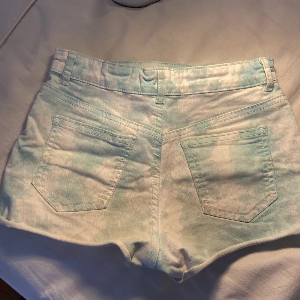Ett par fina shorts från H&M i en tiy diy aktig, blågrön färg. Använda ett flertal gånger men inget fel på dem. Säljs pga. att de är för små för mig🫶🏼 !TVÄTTAS INNAN FÖRSÄLJNING!. Shorts.