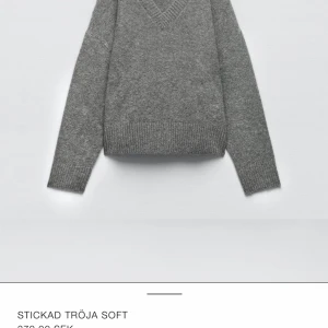 Stickad tröja - Stickad v ringad tröja från zara (slutsåld) strl m en skön oversized tröja passar till allt❤️