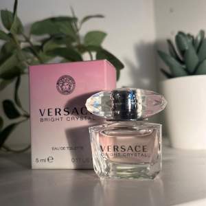 Versace bright crystal parfym 5ml  Luktar jättegott, säljer då jag köpte en större.  Köpt för 200kr 