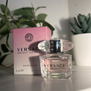 Versace bright crystal parfym - Versace bright crystal parfym 5ml  Luktar jättegott, säljer då jag köpte en större.  Köpt för 200kr 