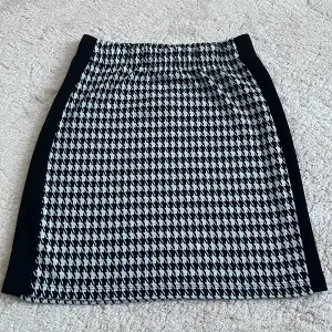 Säljer min rutiga kjol i svart/vit, aldrig använt prislapp sitter kvar. Den är i storlek 164 men kan användas som xs/s. Köpt för 200kr men säljer för 150kr