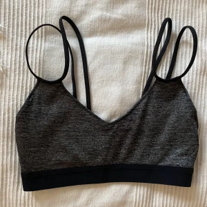 träning bh - säljer den här fina trängs bh-n från nike, det står ingen storlek på men skulle säga att den passar s/xs! tveka inte på att skriva om du har några funderingar! 🌷💕