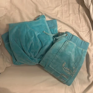 Juicy Couture set - Juicy Couture från Aliexpress, jätte skön, inga fläckar, helt ny, Använt 1 gång. Storlek M men passar som om den är S/XS, sitter JÄTTE bra. Koftan är också M sitter bra
